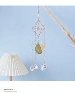 Detalle de atrapasueños con rodaja de ágata y gotas de cristal en cadenas doradas