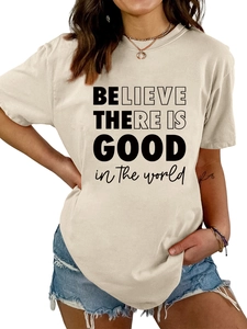 Détail du t-shirt en coton beige avec impression Believe There Is Good In The World