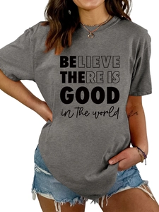 Détail de la typographie inspirante sur un t-shirt gris foncé à col rond et manches courtes