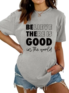 Gros plan du texte BELIEVE THERE IS GOOD imprimé sur un t-shirt gris en coton