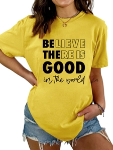 Détail du t-shirt en coton jaune avec imprimé artistique 'Believe there is good'