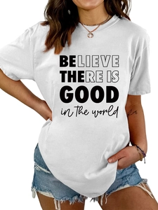Détail du slogan Believe There Is Good imprimé sur un t-shirt blanc à col rond