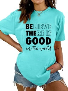 Détail du t-shirt bleu ciel à col rond avec impression de texte inspirant en noir