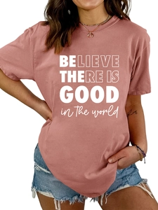 Détail de l'inscription artistique sur le t-shirt décontracté en coton rose poudré