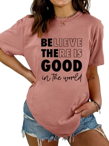 Détail de l'imprimé BELIEVE THERE IS GOOD sur le t-shirt rose poudré à col rond