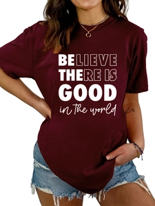 Détail du texte inspirant blanc imprimé sur un t-shirt doux de couleur bordeaux foncé