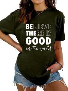 Détail de l'imprimé Believe There Is Good sur un T-shirt en coton vert foncé