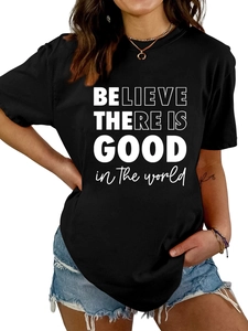 Détails du lettrage blanc inspirant sur un t-shirt noir à col rond en coton pour femmes