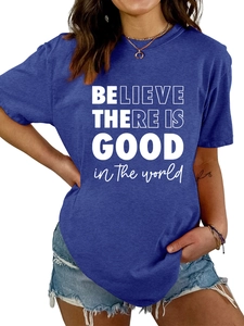 Détail de l'imprimé Believe There Is Good sur un t-shirt bleu décontracté en coton