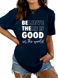 Détail du t-shirt bleu marine avec impression blanche du slogan believe there is good