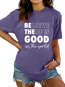 Gros plan du slogan blanc imprimé sur un t-shirt violet en coton à col rond pour femme