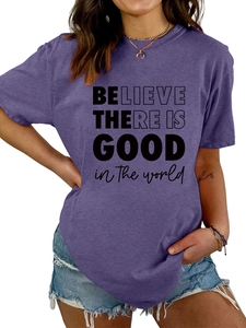 Détail du t-shirt en coton violet avec l'inscription inspirante Believe There Is Good