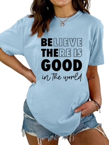 Détail du t-shirt bleu clair à col rond avec lettrage Believe There Is Good