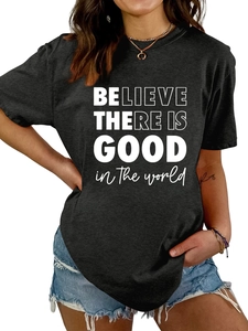 Détail de l'imprimé blanc sur t-shirt en coton gris anthracite au style streetwear épuré