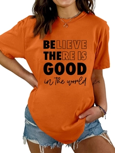 Gros plan sur l'imprimé texte Believe There Is Good sur ce t-shirt en coton orange