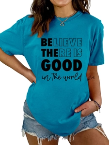 Détail du t-shirt bleu lac avec impression Believe there is good et col rond classique
