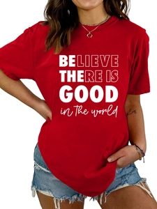 Détail du t-shirt rouge avec l'inscription blanche inspirante 'Believe there is good'