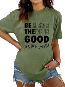 Gros plan du t-shirt décontracté vert olive avec imprimé Believe There Is Good