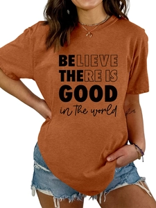 Détail du t-shirt orange caramel avec le slogan imprimé Believe There Is Good