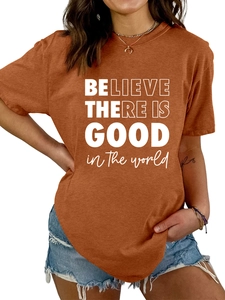 Détail du lettrage blanc inspirant sur un t-shirt décontracté de couleur orange brûlé