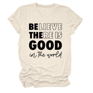 Gros plan du lettrage 'Believe there is good' imprimé sur un t-shirt beige uni