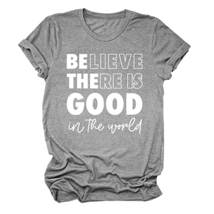Détail de l'imprimé Believe There Is Good sur un t-shirt en coton gris chiné