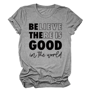 Détail de l'imprimé Believe There Is Good sur un t-shirt gris à manches courtes en coton