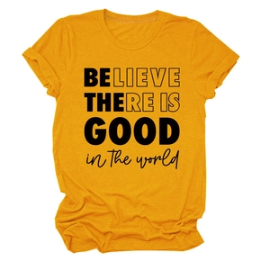 Gros plan du t-shirt en coton jaune vif avec lettrage Believe there is good imprimé en noir
