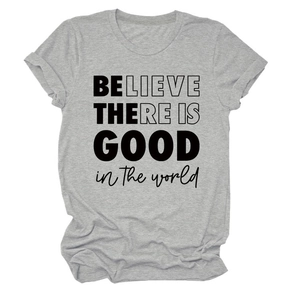 Vue détaillée à plat du t-shirt gris à col rond avec citation Be the Good noire