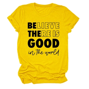 Détail d'un t-shirt jaune en coton avec texte imprimé Believe There Is Good en noir