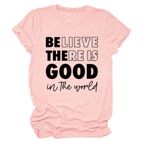 Détail du t-shirt rose en coton avec le slogan artistique believe there is good imprimé