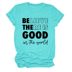 Gros plan détaillé sur l'imprimé texte Believe There Is Good sur un t-shirt bleu turquoise