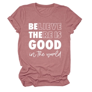 Détail d'un t-shirt en coton mauve avec slogan Be The Good et manches à revers