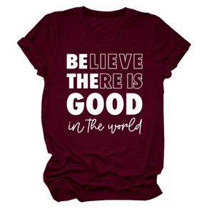 Détail du t-shirt bordeaux en coton avec imprimé blanc 'Believe There Is Good' artistique