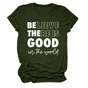 Détail des manches retroussées et graphique Be Good sur t-shirt vert armée