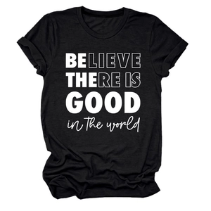 Gros plan du texte BELIEVE THERE IS GOOD imprimé sur le t-shirt noir en coton