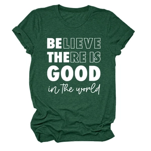 Détail à plat d'un T-shirt vert foncé à col rond avec lettrage blanc d'inspiration