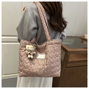 Bolso tote acolchado con diseño de corazones en tela de cuadros marrones al hombro