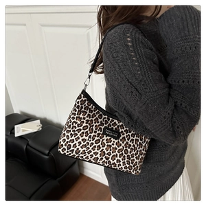 Dettaglio borsa hobo leopardata con tracolla nera e fibbia metallica color argento