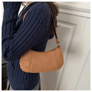 Détail du sac hobo en velours côtelé marron clair avec texture et anneaux argentés