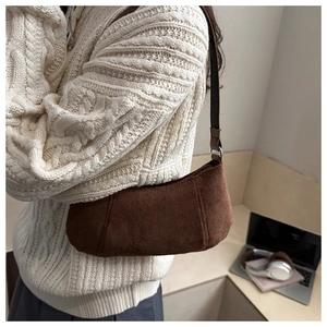 Sac sous le bras en daim marron mat avec bandoulière pour un style quotidien chic