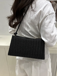 Bolso tote grande de paja negra para mujer con textura tejida y correas largas al hombro