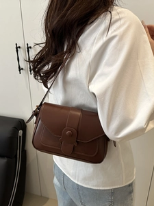 Sac bandoulière vintage en cuir marron foncé avec rabat et bandoulière réglable pour femme