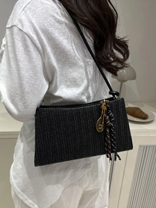 Bolso tote grande de paja tejida negra con colgante de raqueta dorada y borla larga