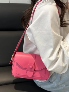 Petit sac bandoulière rose minimaliste en cuir avec boucle décorative pour femmes