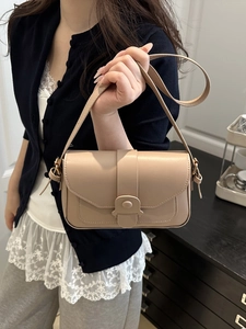 Sac à bandoulière beige minimaliste pour femme avec rabat et bandoulière réglable chic