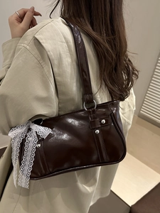 Sac à épaule vintage en cuir verni marron foncé avec nœud en dentelle blanche