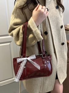 Sac sous le bras vintage en cuir verni bordeaux avec nœud en dentelle et rivets