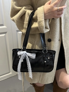 Sac bandoulière vintage en cuir verni noir avec nœud en dentelle blanche et rivets