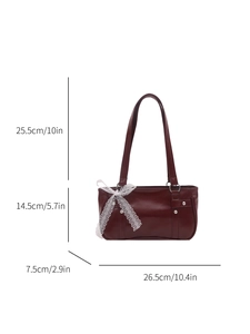 Sac à épaule rectangulaire bordeaux avec dentelle et clous argentés et dimensions